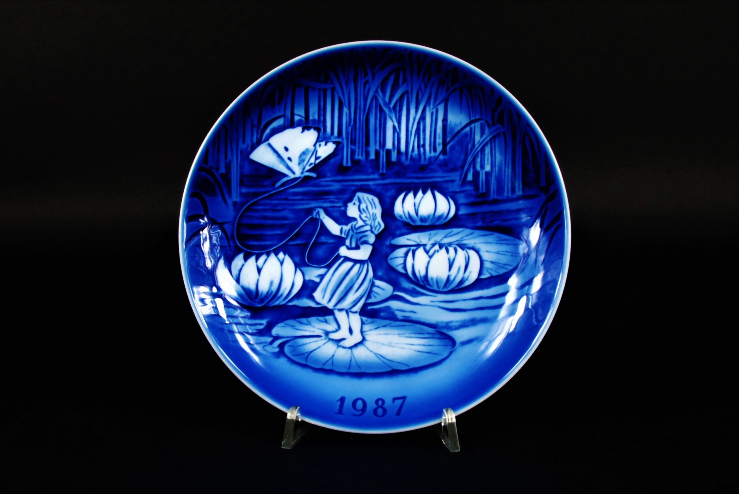 Coppia di piatti da gingillo in ceramica danese vintage Royal Copenhagen,  spilla a farfalla blu e piatti da esposizione di fiori, porta anelli, 2680  2315 Danimarca -  Italia